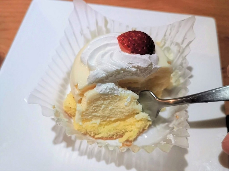 ファミリーマート（ロピア）　いちごのチーズケーキ (11)