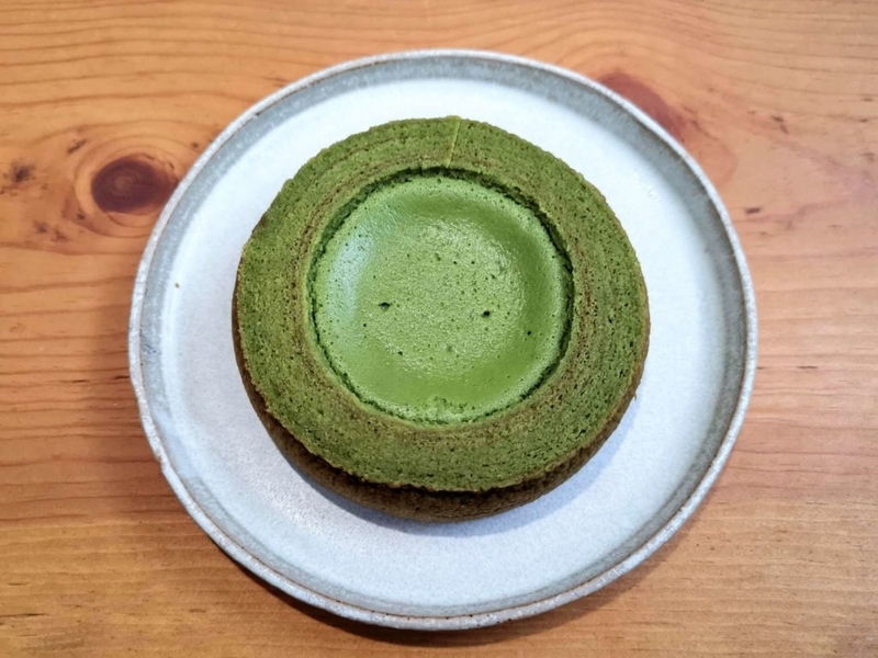 ファミリーマート　 旨み抹茶チーズケーキバウム (7)