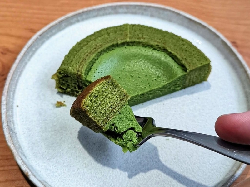 ファミリーマート　 旨み抹茶チーズケーキバウム (11)