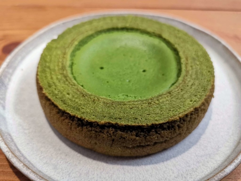 ファミリーマート　 旨み抹茶チーズケーキバウム (6)