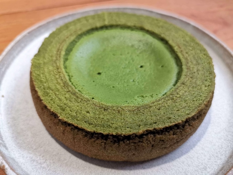 ファミリーマート　 旨み抹茶チーズケーキバウム (8)