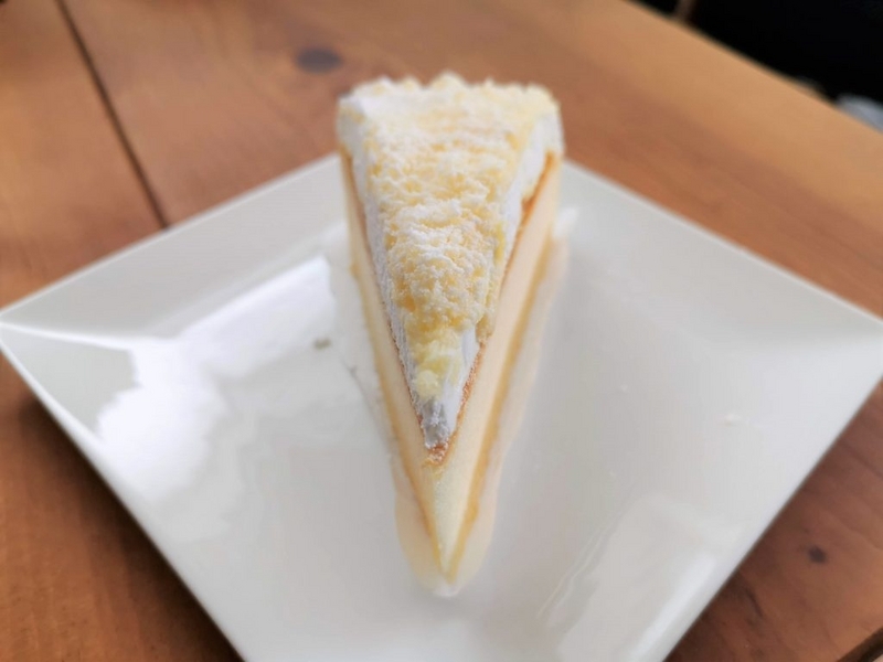 ファミリーマート（山崎製パン）　チーズスフレとレアチーズクリームのケーキ