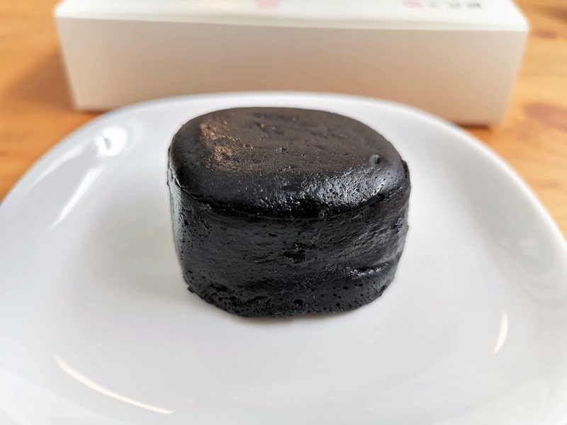 千紀園　竹炭で真っ黒 濃チーズケーキ 『黒まる』