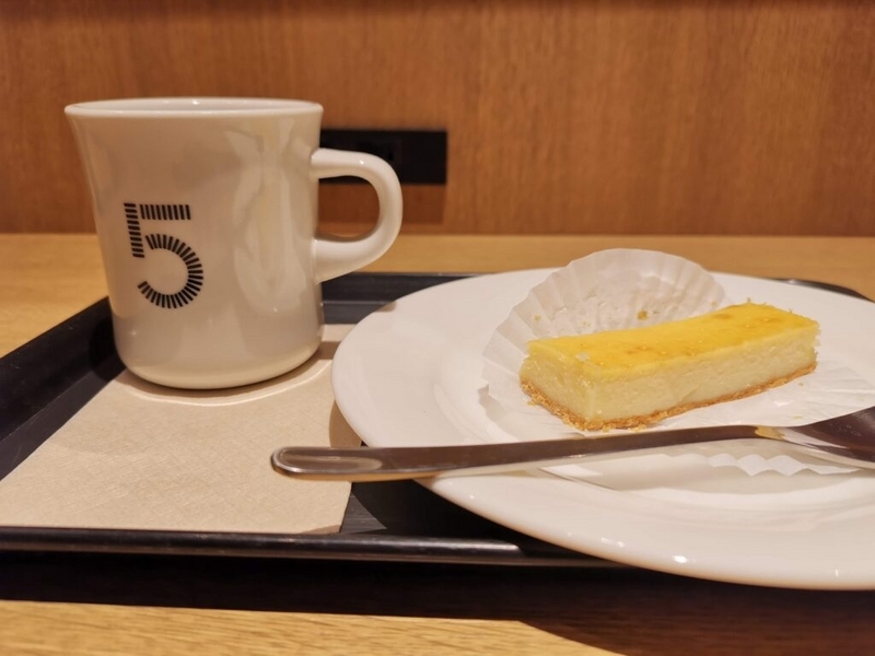 5 CROSSTIES COFFEE（ファイブ クロスティーズ コーヒー） チーズケーキ (2)