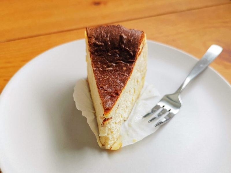 Quatre キャトル バスクチーズケーキの写真 (3)