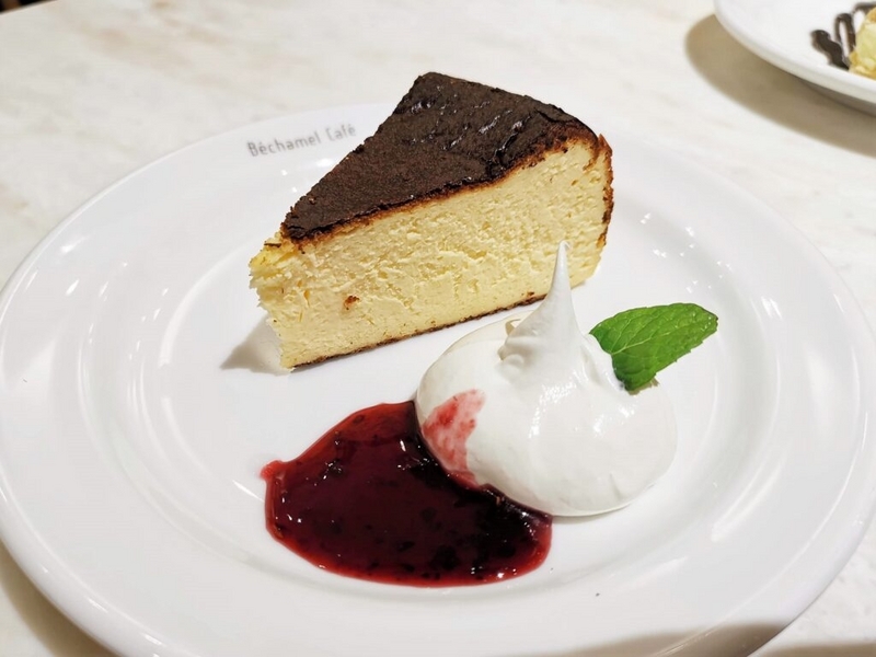 Béchamel Café（ベシャメルカフェ） のバスクチーズケーキ (6)