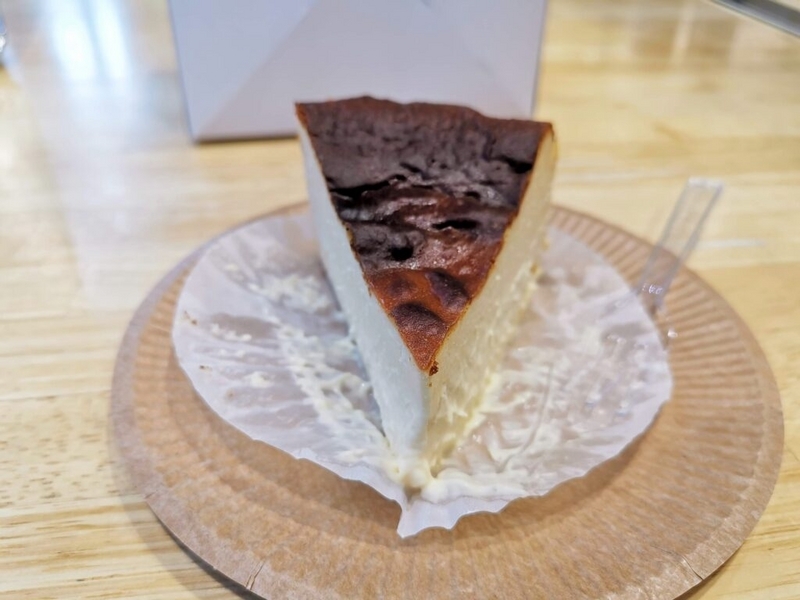 787 Nanohana Coffee Roaster（ナノハナコーヒーロースター）のバスクチーズケーキの写真