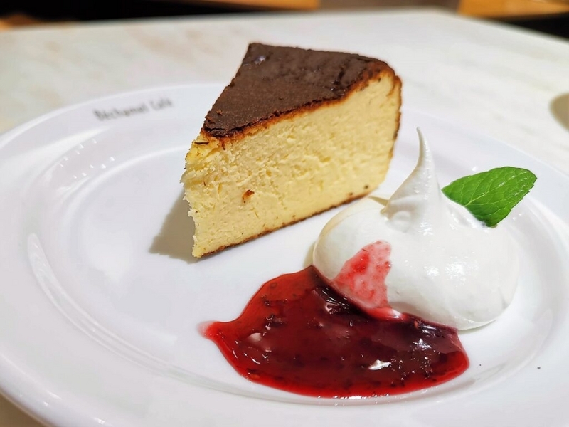 Béchamel Café（ベシャメルカフェ） のバスクチーズケーキ (4)