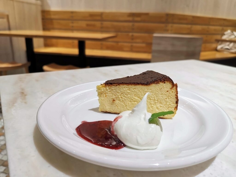 Béchamel Café（ベシャメルカフェ） のバスクチーズケーキ (2)