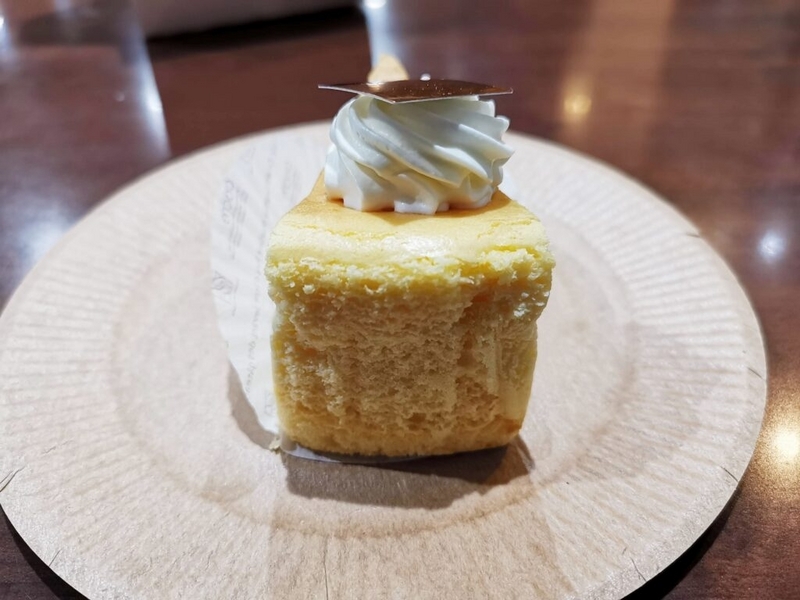 都立家政、パティスリーふじの木のスフレチーズケーキ（450円）