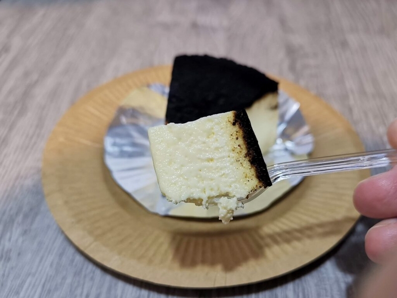 赤坂「チーズケーキプラス」のバスクチーズケーキの写真 (9)