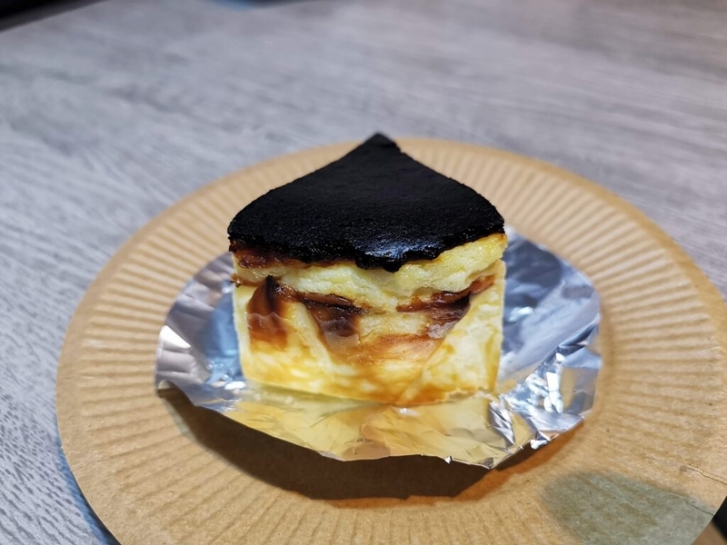 赤坂「チーズケーキプラス」のバスクチーズケーキの写真 (9)