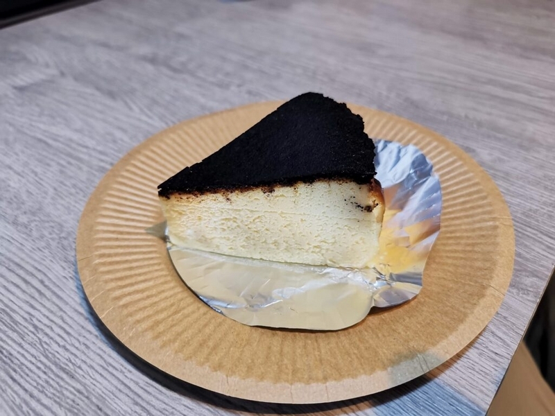 赤坂「チーズケーキプラス」のバスクチーズケーキの写真 (9)