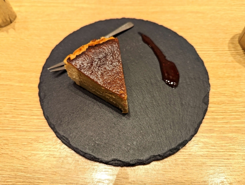 博多・CAFE HACHI（カフェハチ）のバスクチーズケーキ (2)