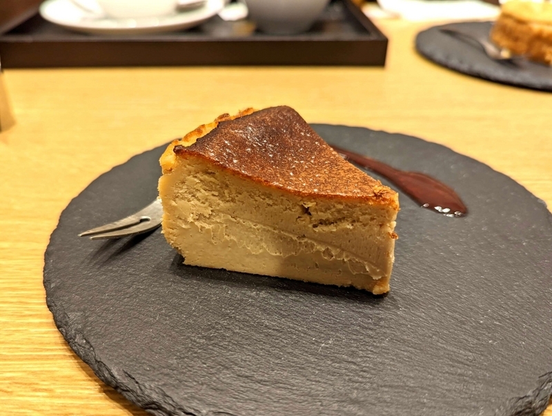 博多・CAFE HACHI（カフェハチ）のバスクチーズケーキ (2)