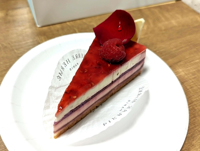 PIERRE HERMÉ PARIS（ピエール・エルメ）のチーズケーキイスパハン (3)