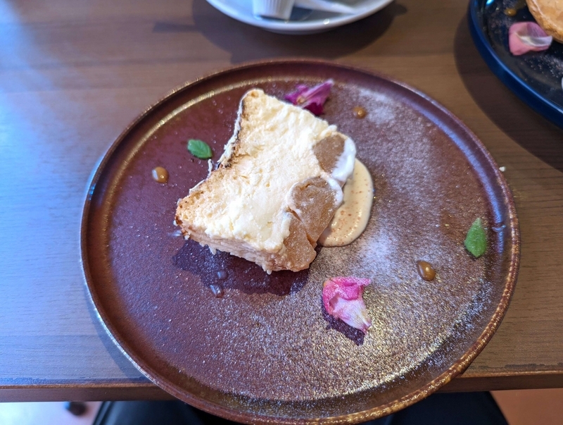 CAFE & RESTAURANT BRICK(弘前赤レンガ倉庫) りんごのバスクチーズケーキ (2)