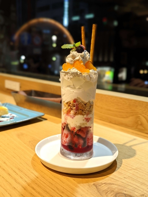 銀座　MAEKCAFE&GRILL(マークカフェアンドグリル)のチーズケーキパフェ (1)