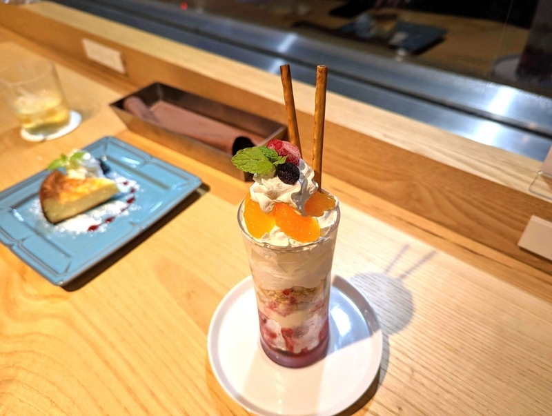 銀座　MAEKCAFE&GRILL(マークカフェアンドグリル)のチーズケーキパフェ (1)