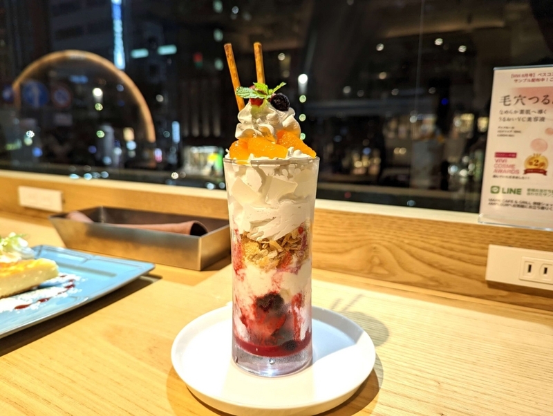 銀座　MAEKCAFE&GRILL(マークカフェアンドグリル)のチーズケーキパフェ (1)