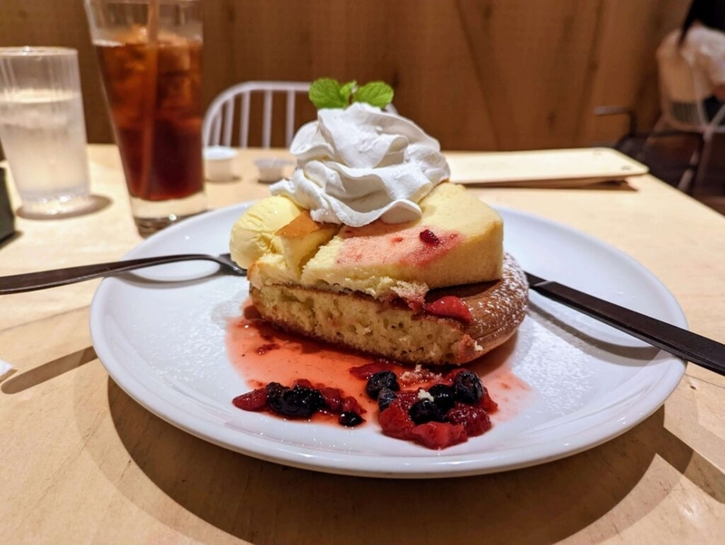 ディキシーダイナー(Dexee Diner)のチーズケーキがのったパンケーキ (1)