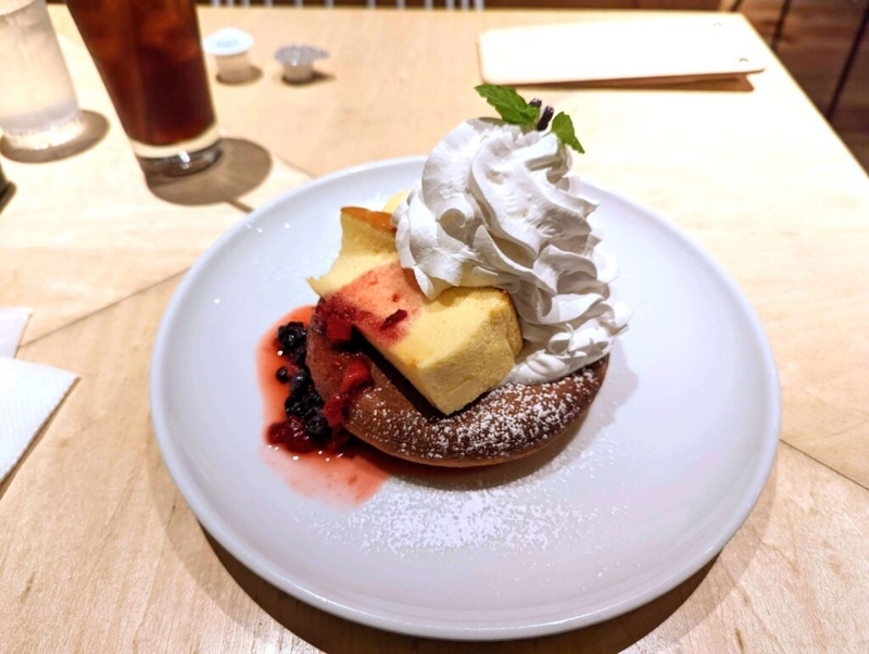 ディキシーダイナー(Dexee Diner)のチーズケーキがのったパンケーキ (3)