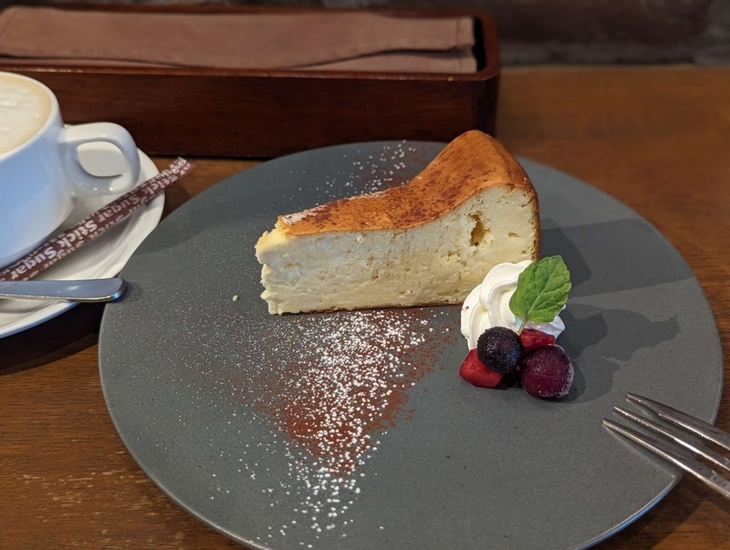 中野【bistro&grill me at park（ビストロ アンド グリル ミー アット パーク）】のチーズケーキ