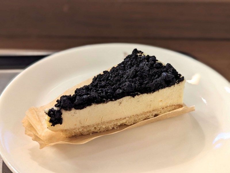 タリーズコーヒー「クッキークリームチーズケーキ」20240411 (3)