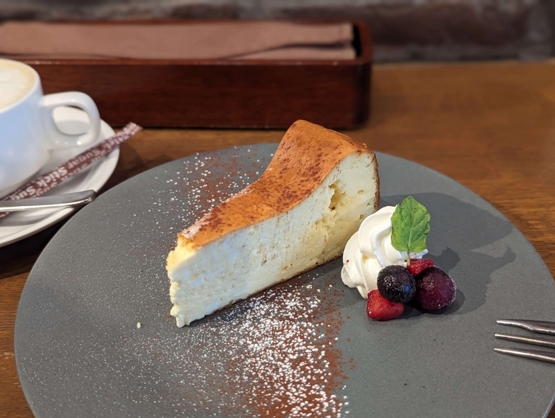 中野【bistro&grill me at park（ビストロ アンド グリル ミー アット パーク）】のチーズケーキ (9)