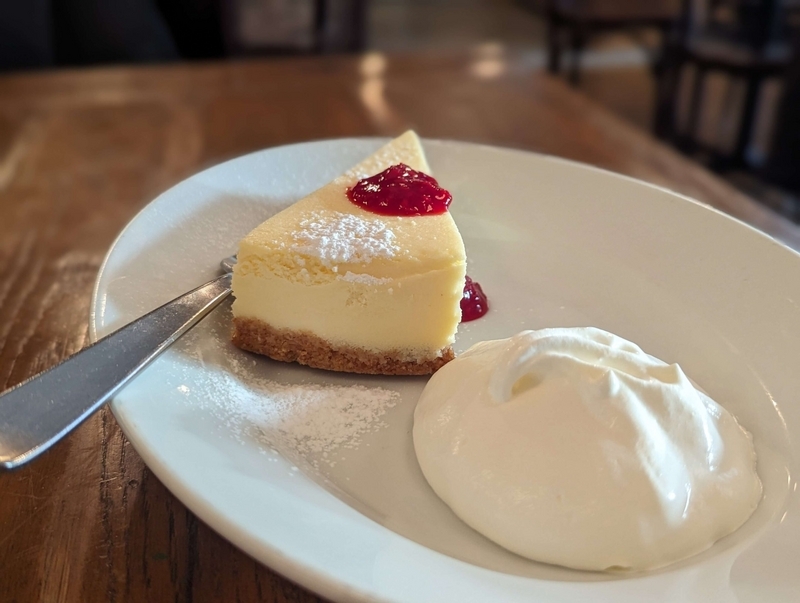 Bubby’s Futakotamagawa（バビーズ二子玉川）のニューヨークチーズケーキラズベリーソース