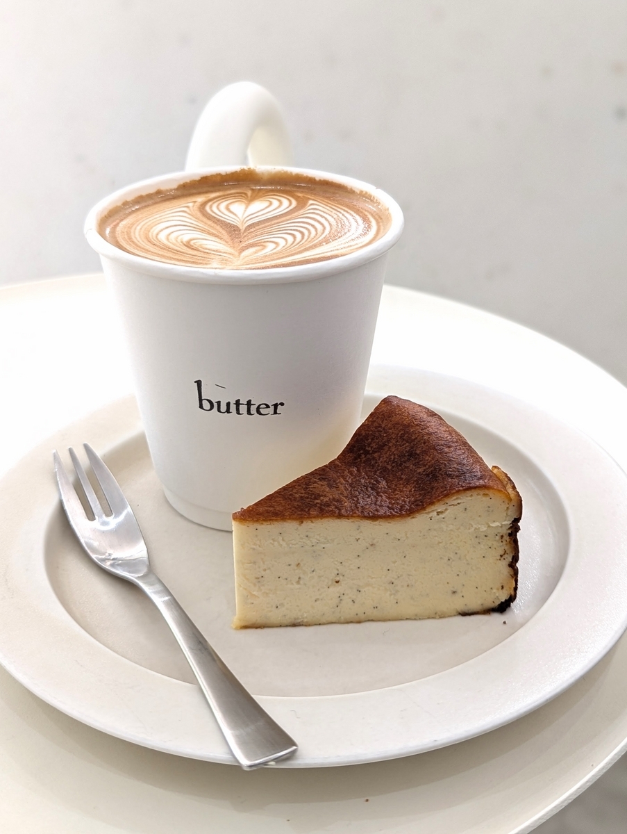 butterのバスクチーズケーキとカフェラテ