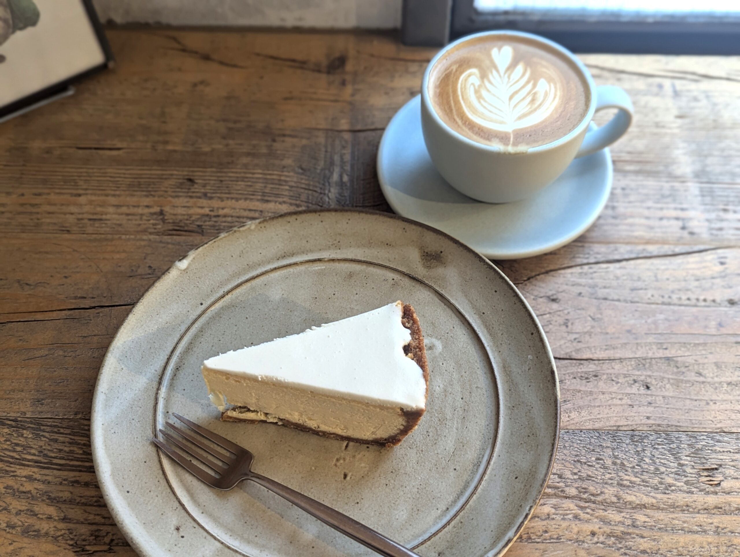 二足歩行coffee roastersのチーズケーキの写真