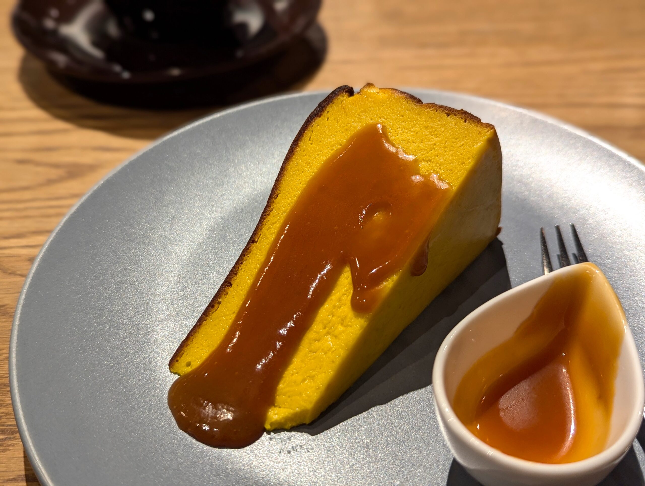 新宿、AALIYA COFFEE ROASTERS （アリヤ コーヒー ロースターズ）のかぼちゃのバスクチーズチーズケーキ