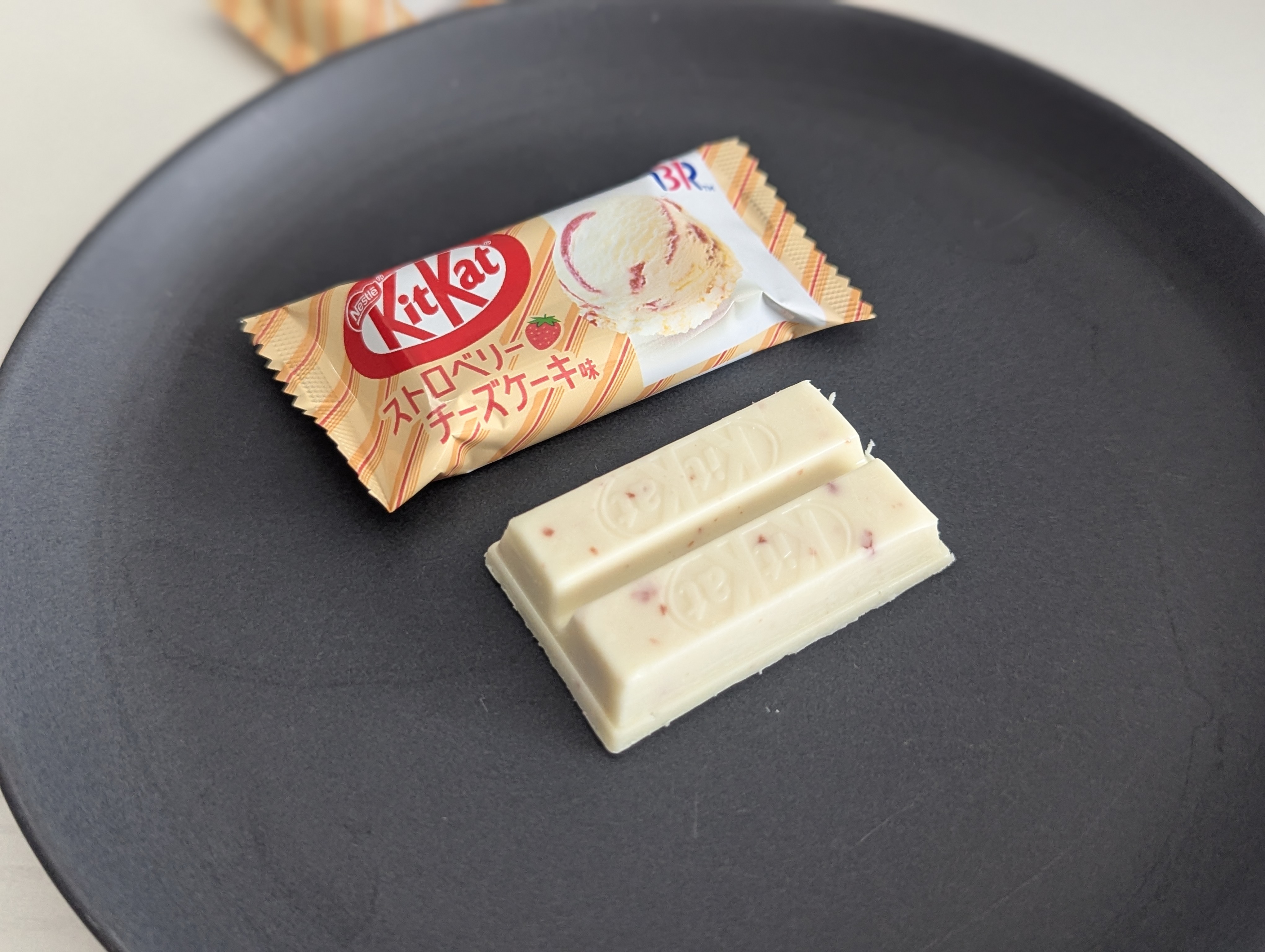 キットカット「ストロベリーチーズケーキ味」を実食｜サーティワン 