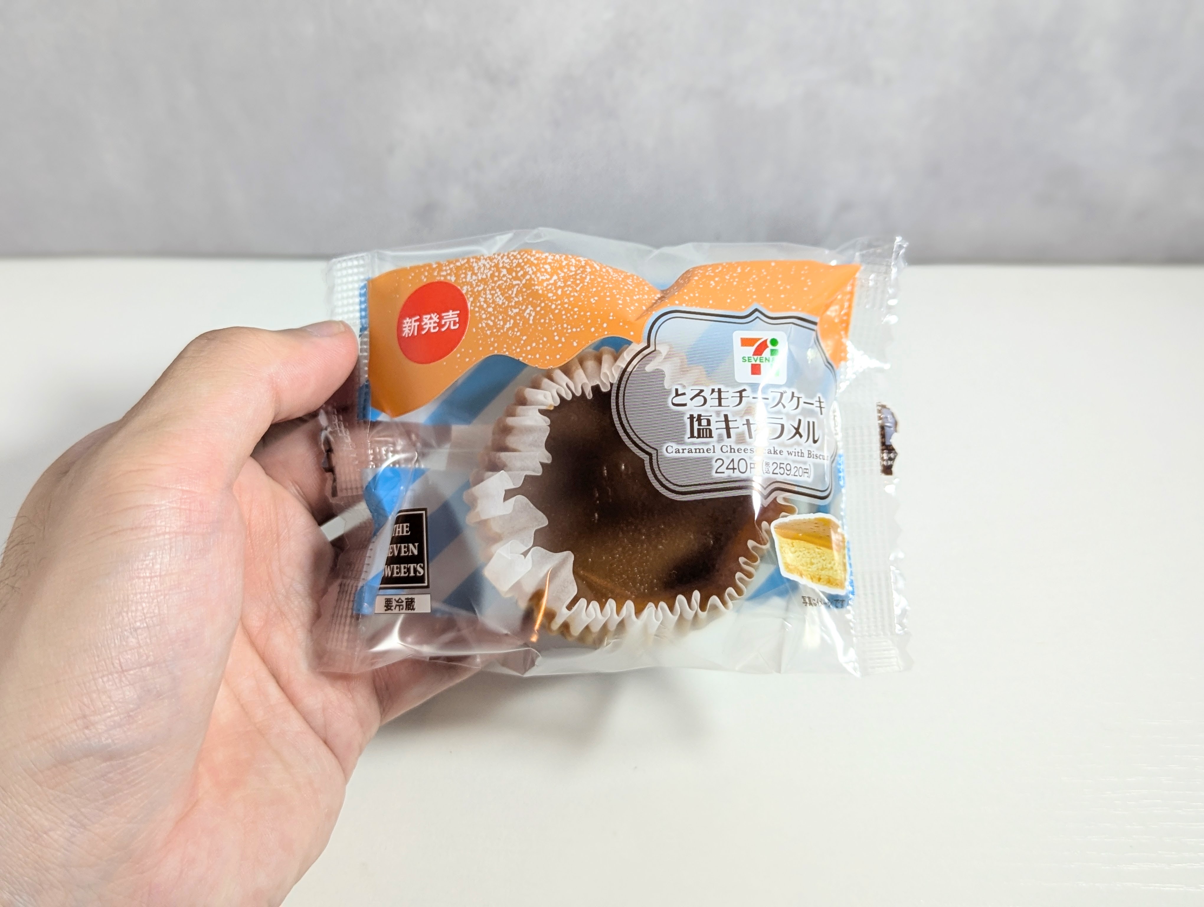 セブンイレブン、とろ生チーズケーキ、塩キャラメル (4)