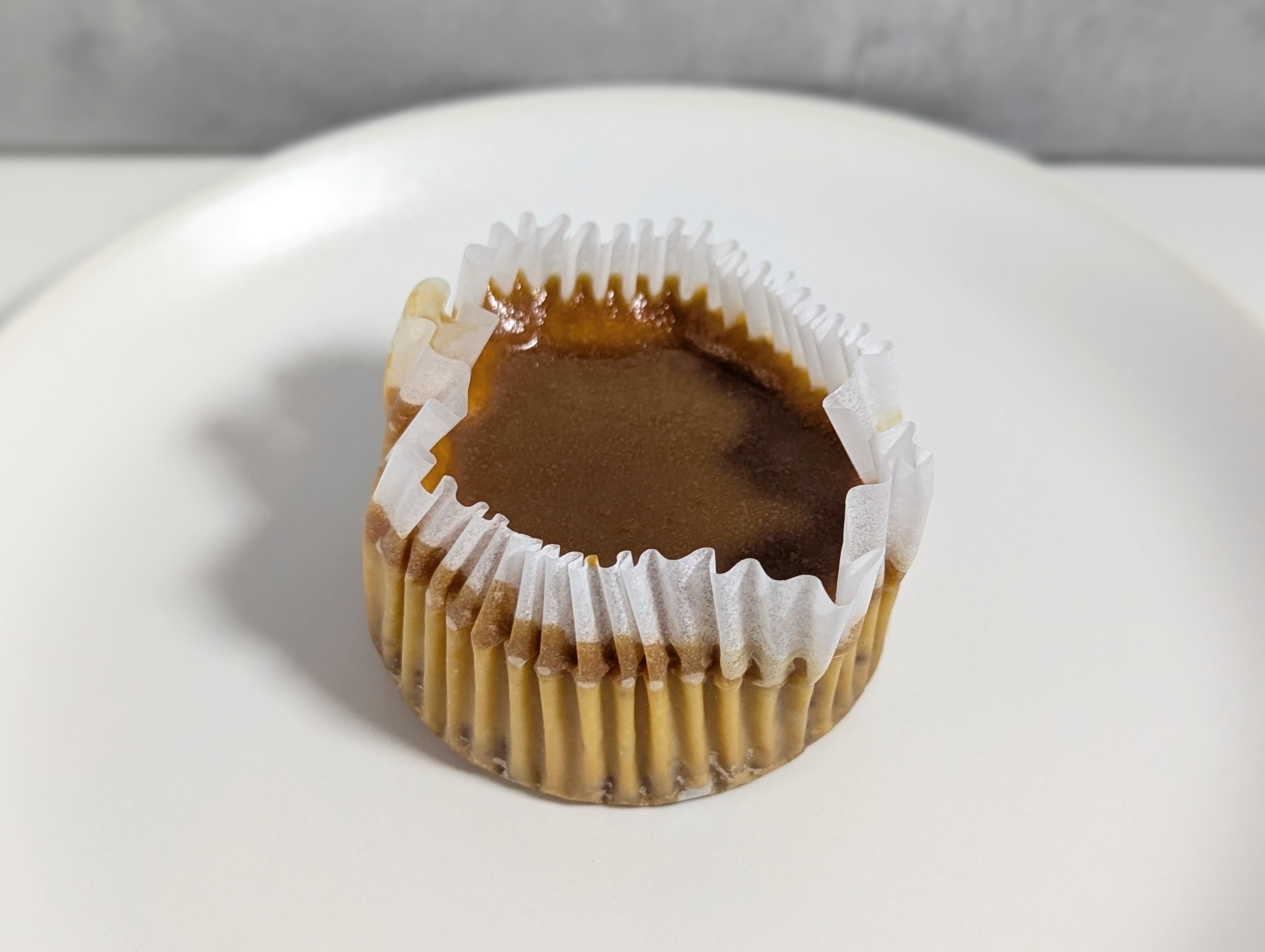 セブンイレブン、とろ生チーズケーキ、塩キャラメル (6)