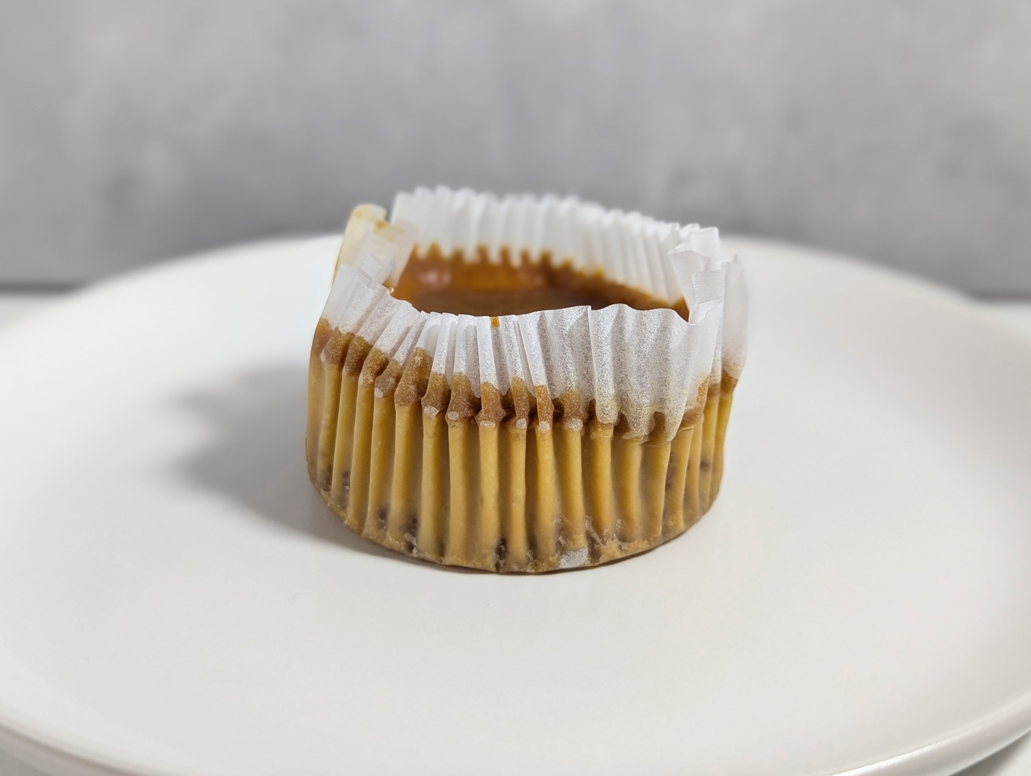 セブンイレブン、とろ生チーズケーキ、塩キャラメル (6)