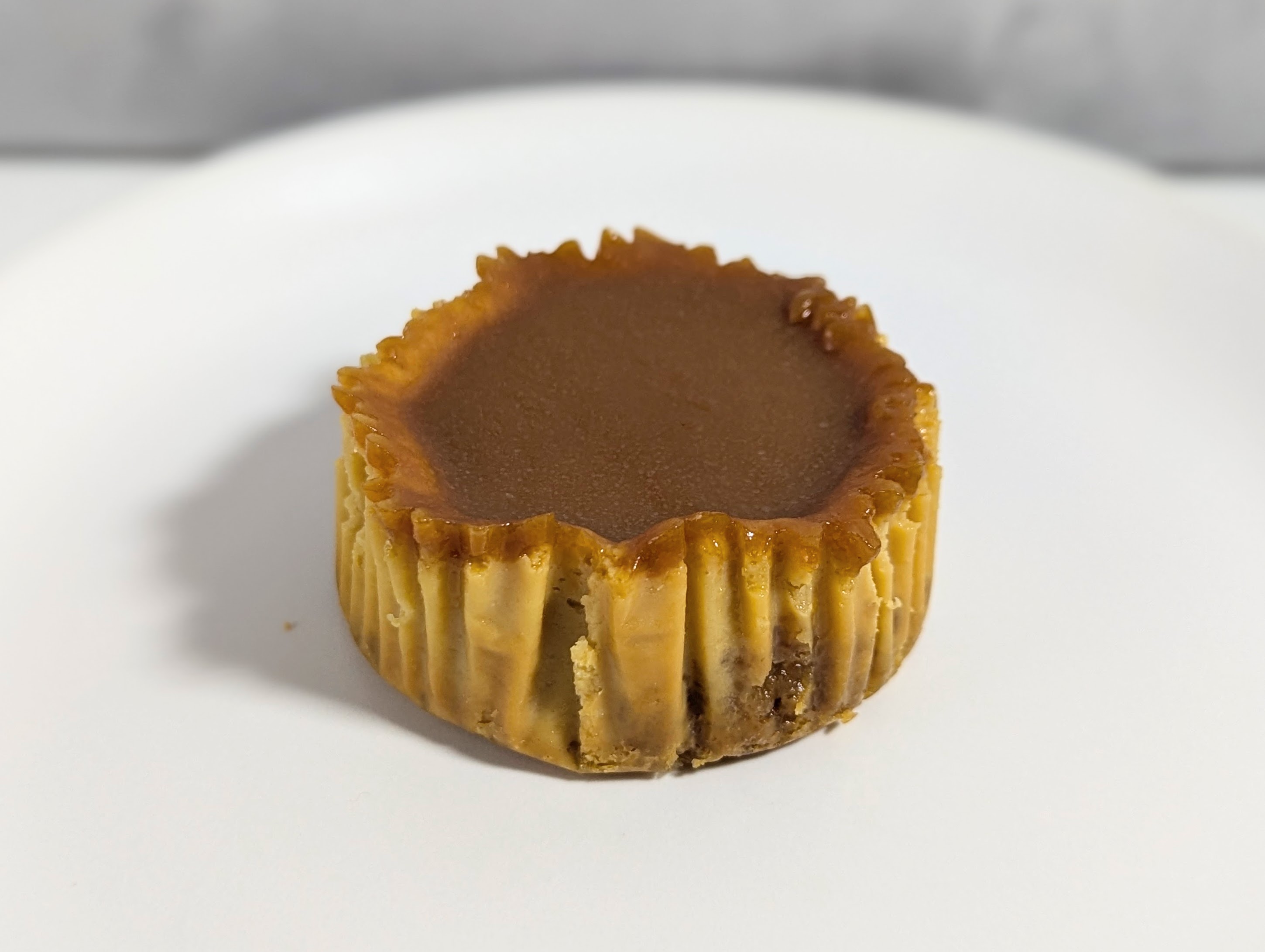セブンイレブン、とろ生チーズケーキ、塩キャラメル (8)