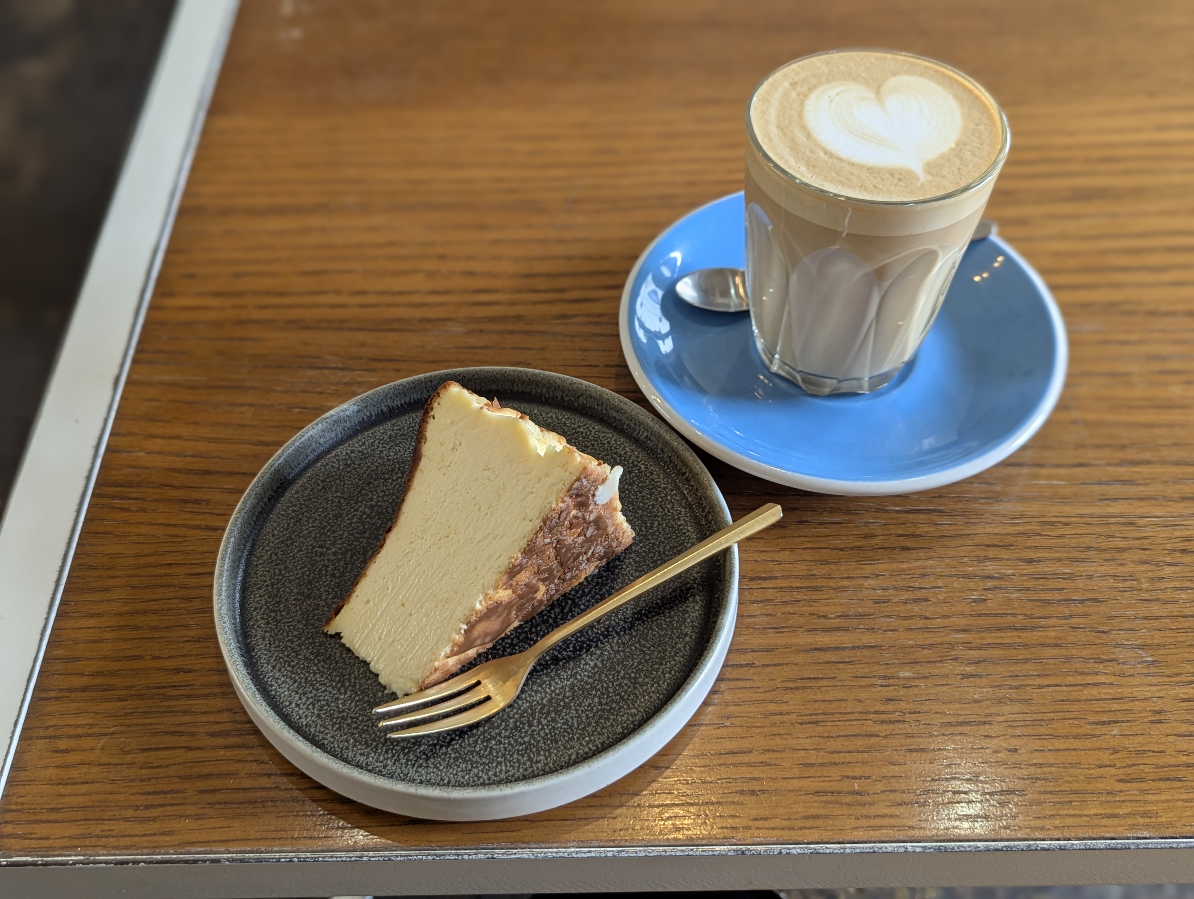 上町 YOUR DAILY COFFEE （ユア デイリー コーヒー） バスクチーズケーキ (1)