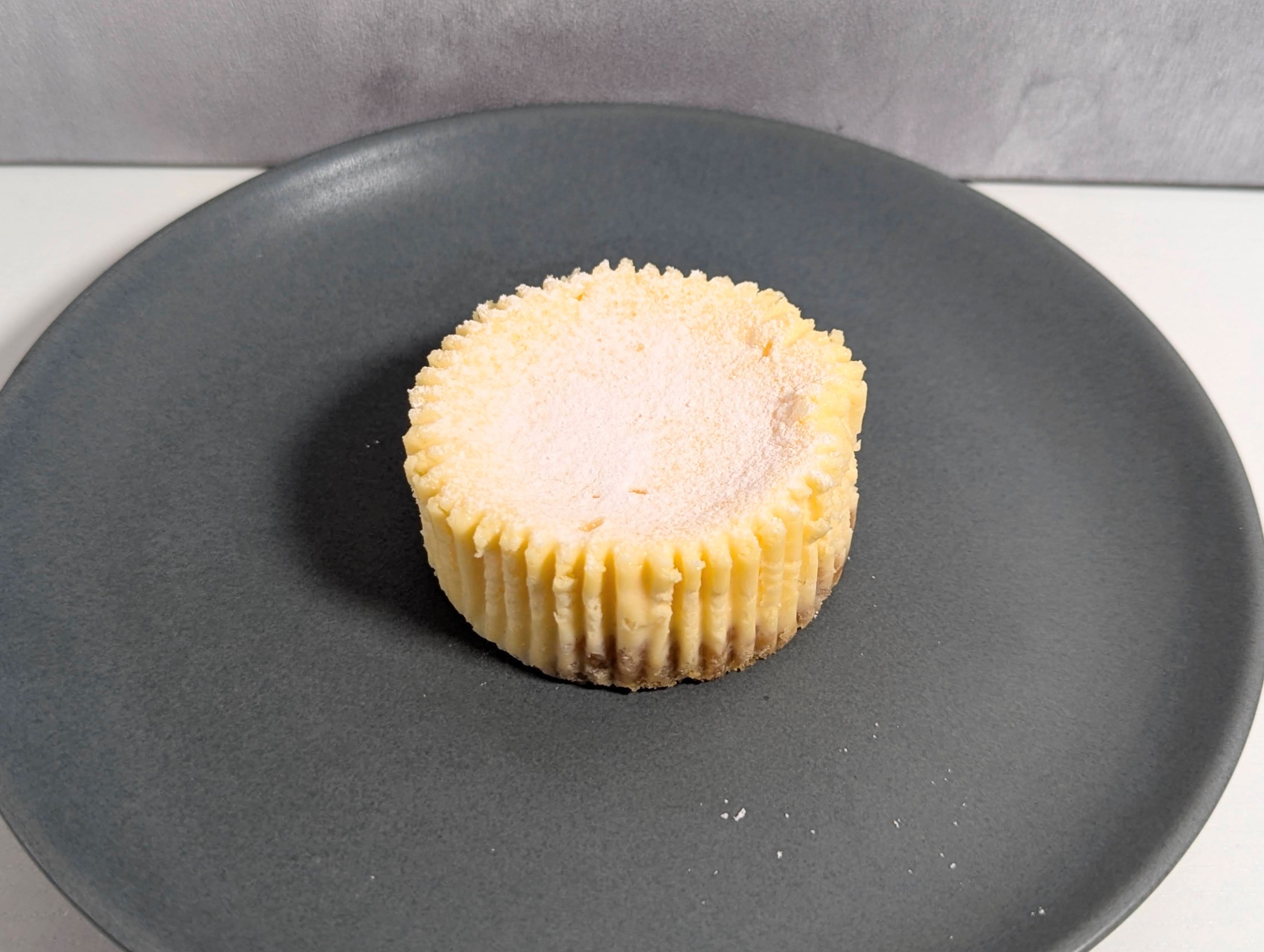セブンイレブン、3種チーズのとろ生食感チーズケーキ (13)