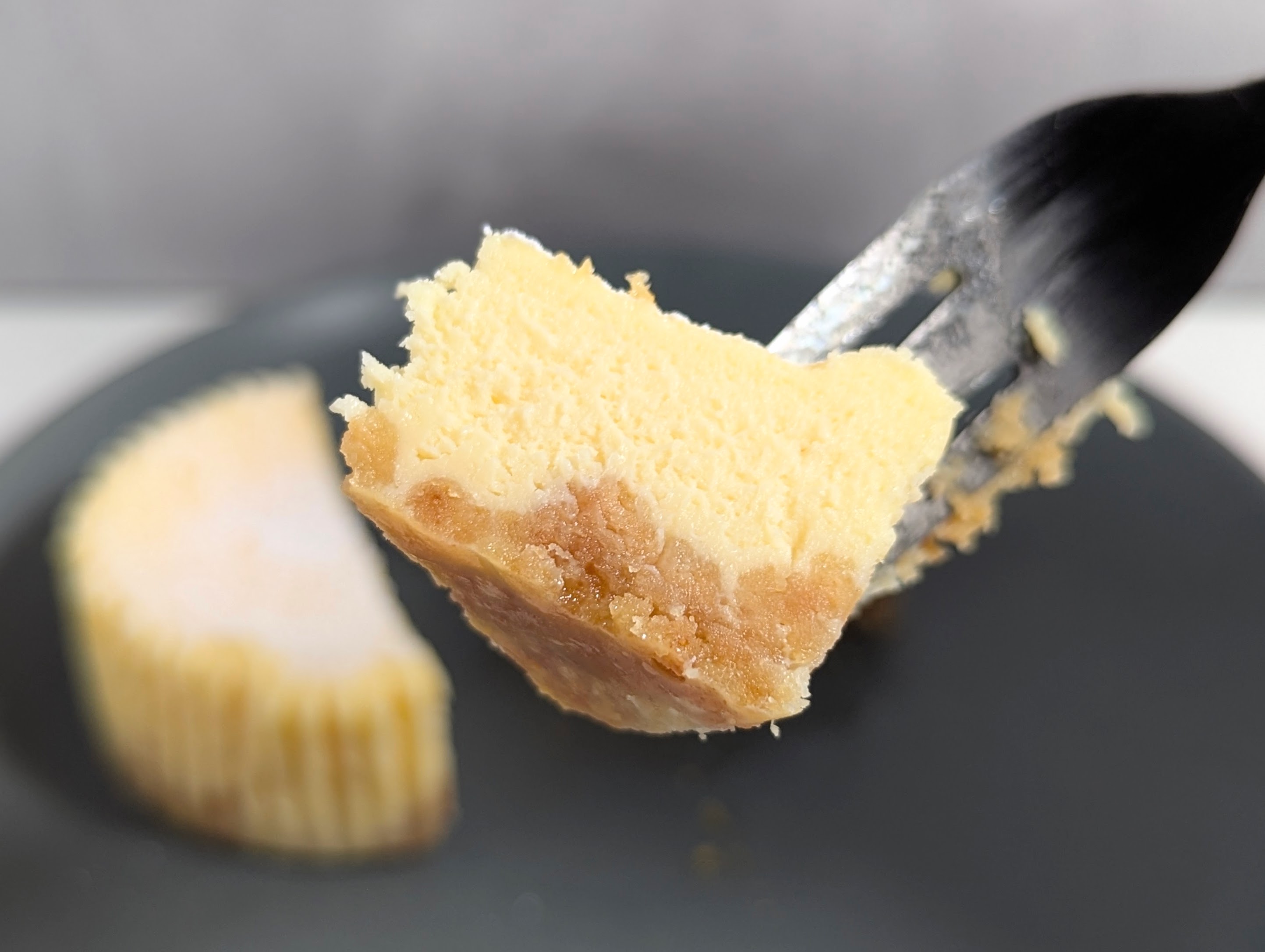 セブンイレブン、3種チーズのとろ生食感チーズケーキ