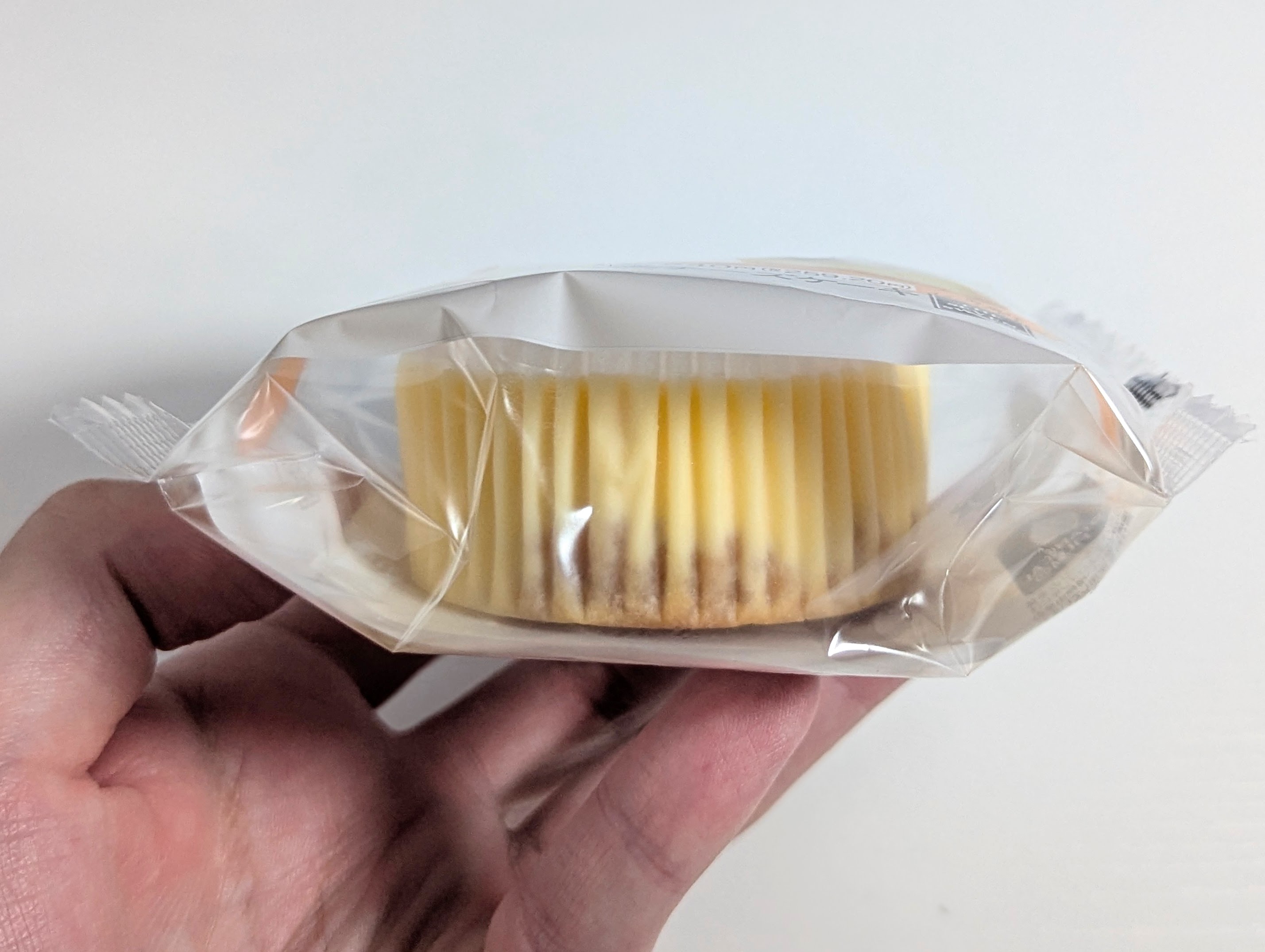 セブンイレブン、3種チーズのとろ生食感チーズケーキ (5)