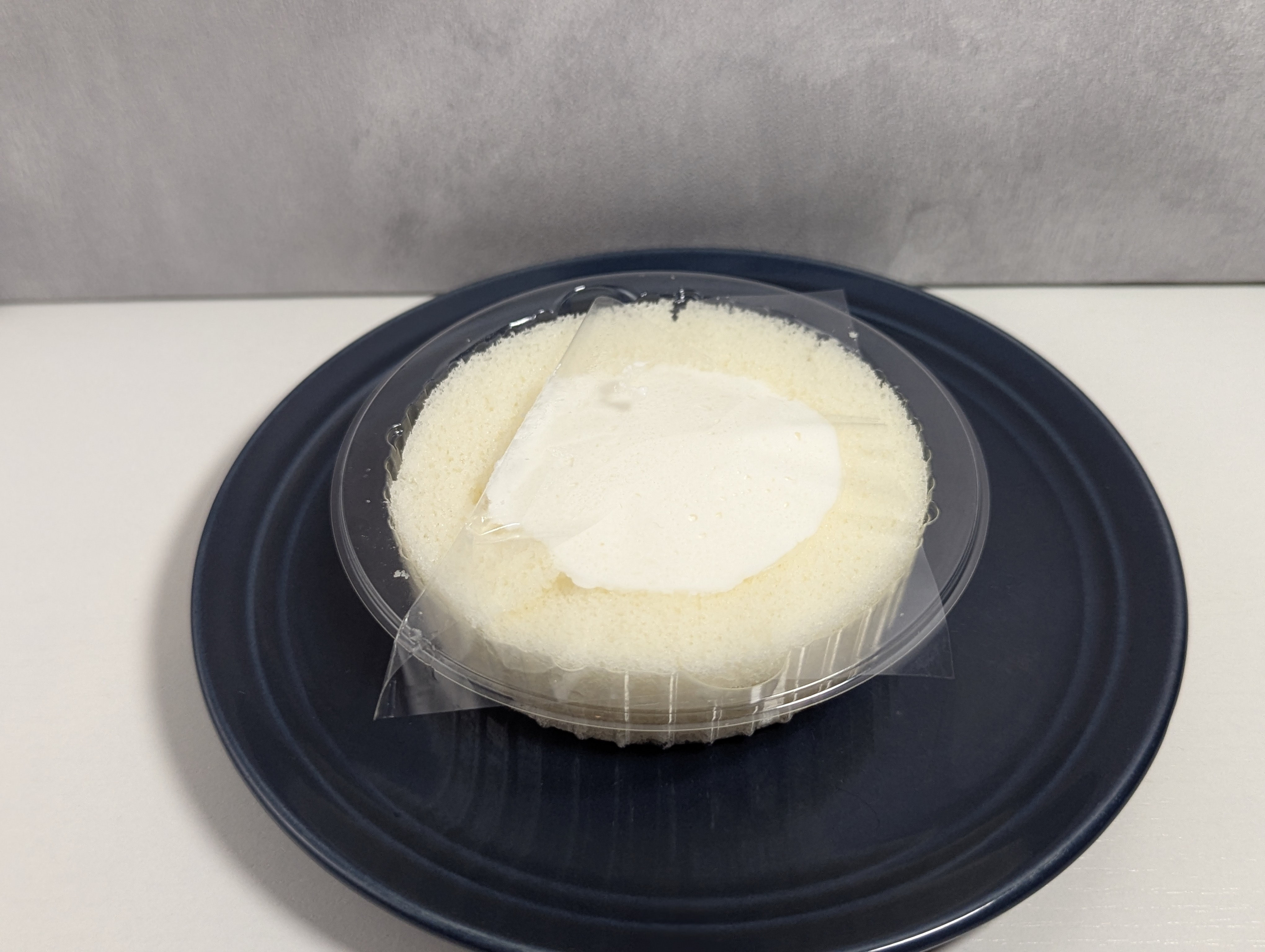 【ローソン】プレミアムロールケーキ とろける2層のレアチーズ