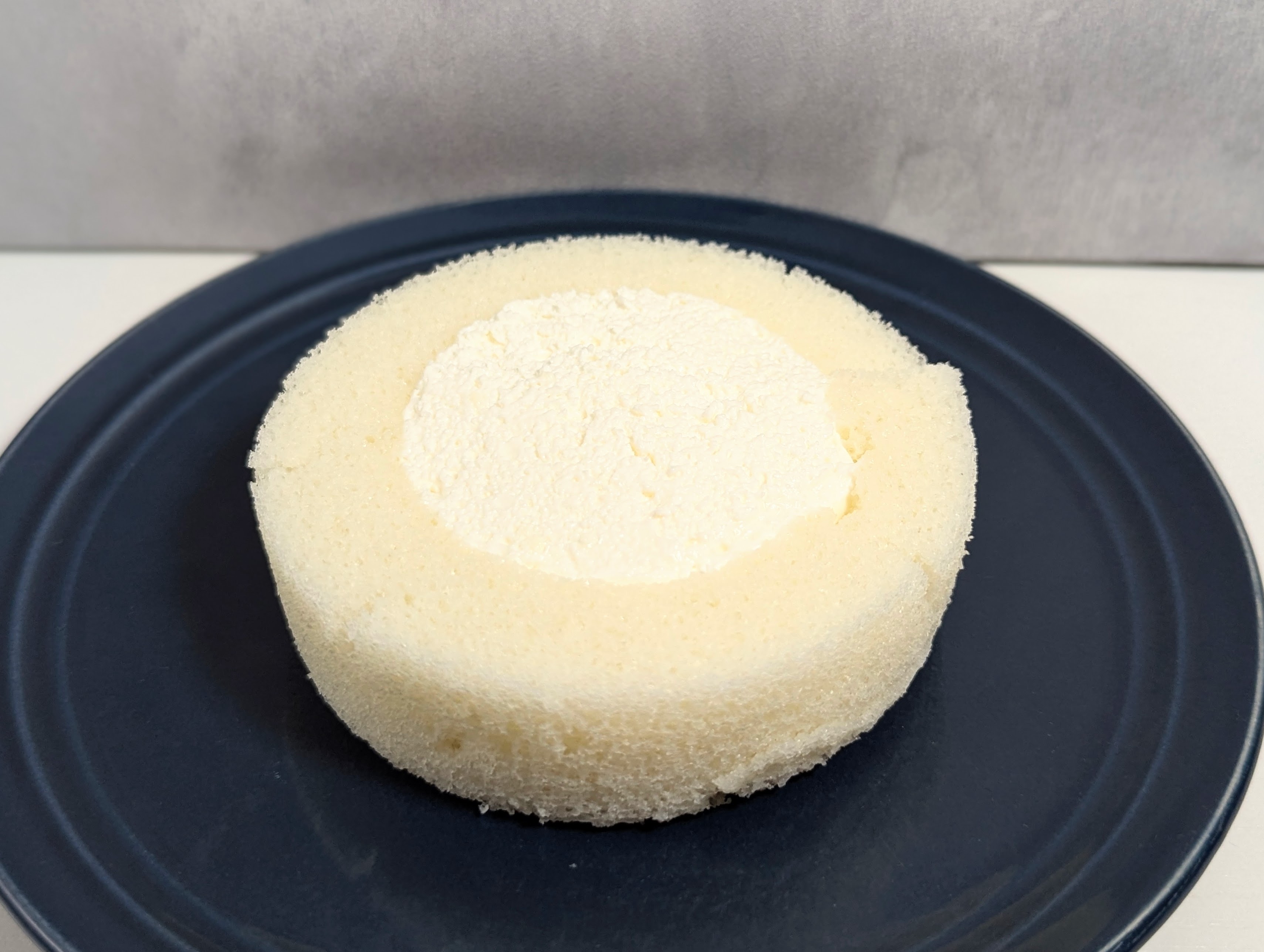 【ローソン】プレミアムロールケーキ とろける2層のレアチーズ