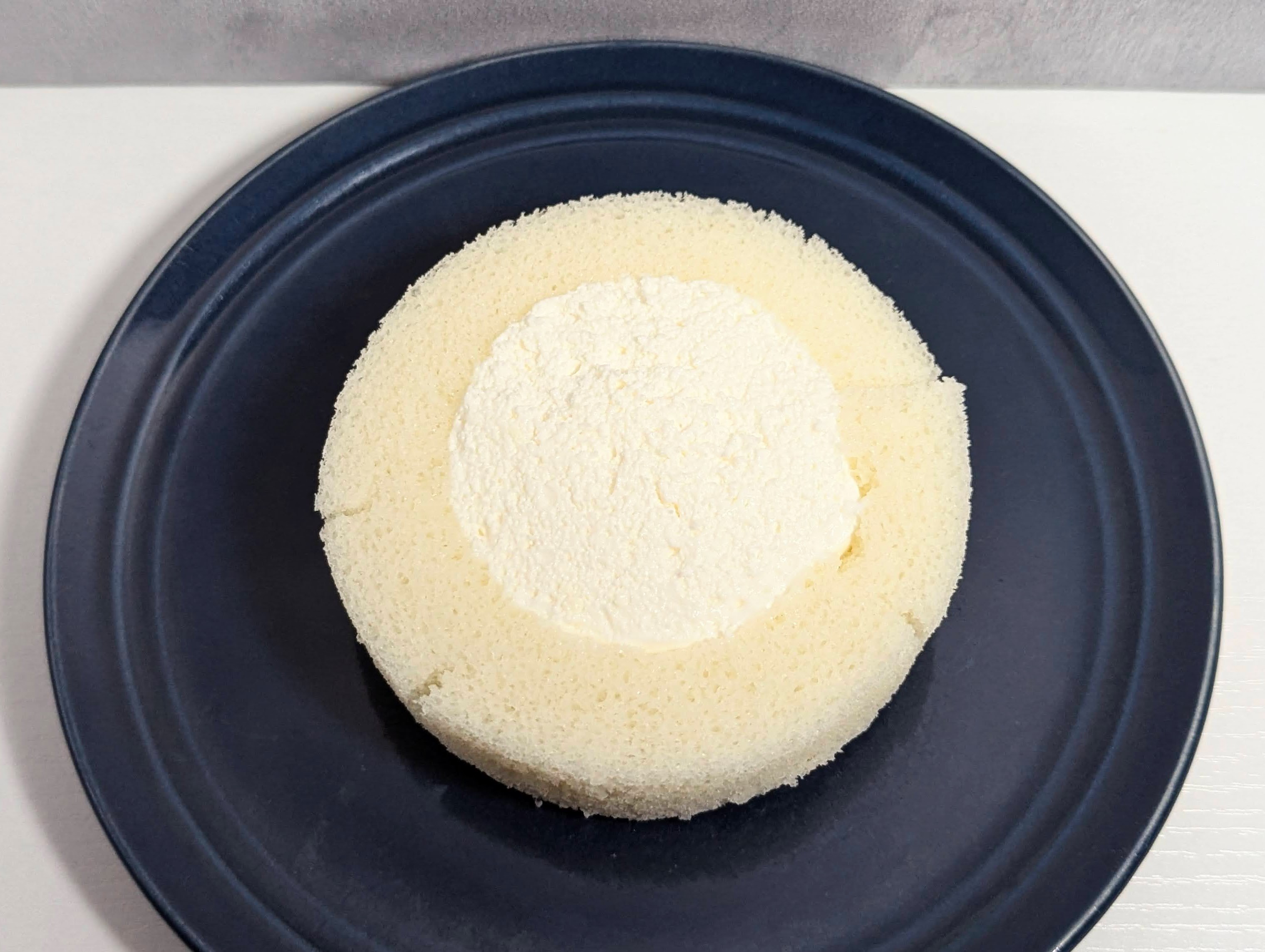 【ローソン】プレミアムロールケーキ とろける2層のレアチーズ