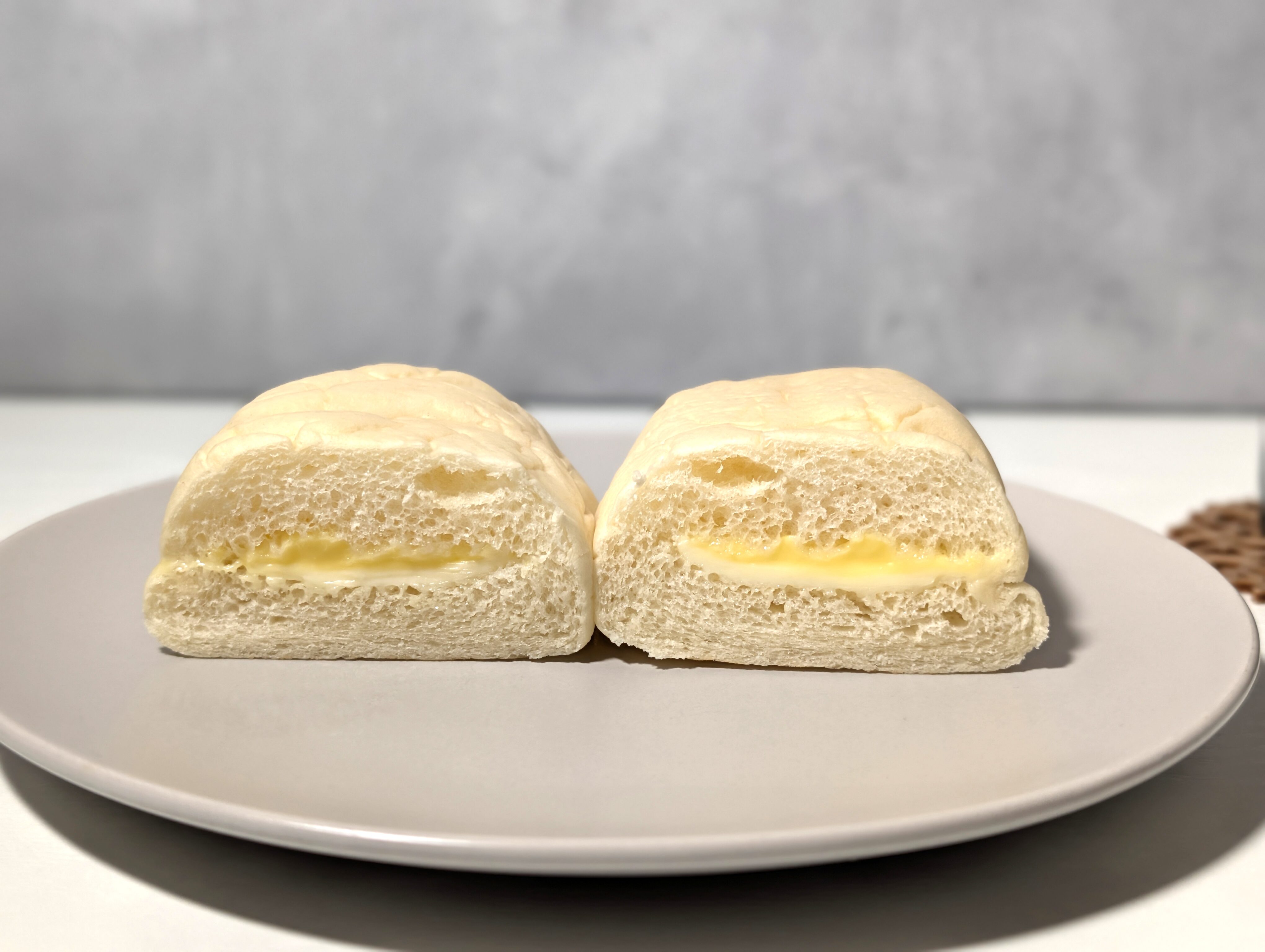 ファミリーマート、【安食雄二シェフ監修】白生コッペパン（レアチーズ&レモンカスタード） (5)