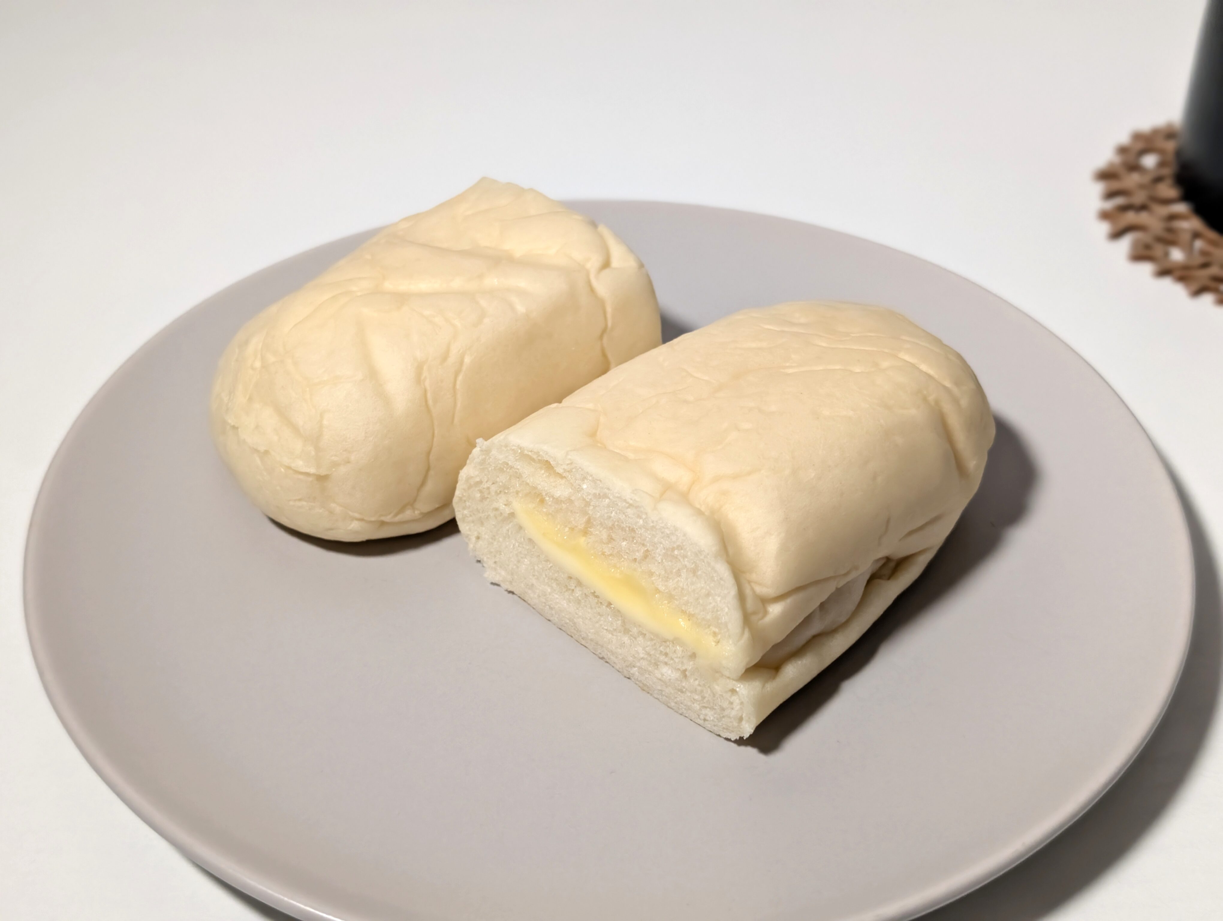 ファミリーマート、【安食雄二シェフ監修】白生コッペパン（レアチーズ&レモンカスタード） (9)