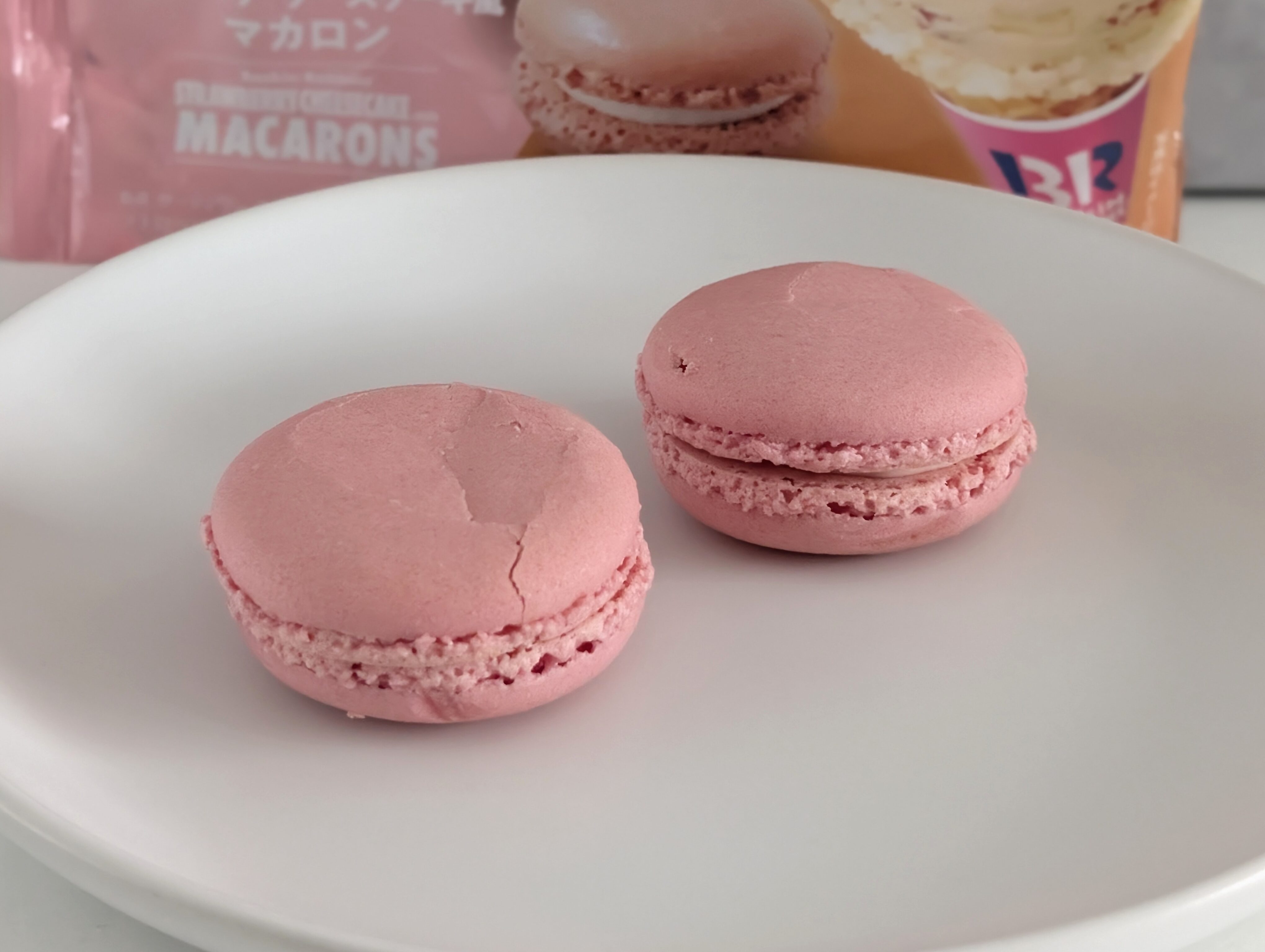 【ファミリーマート】ストロベリーチーズケーキ風マカロン