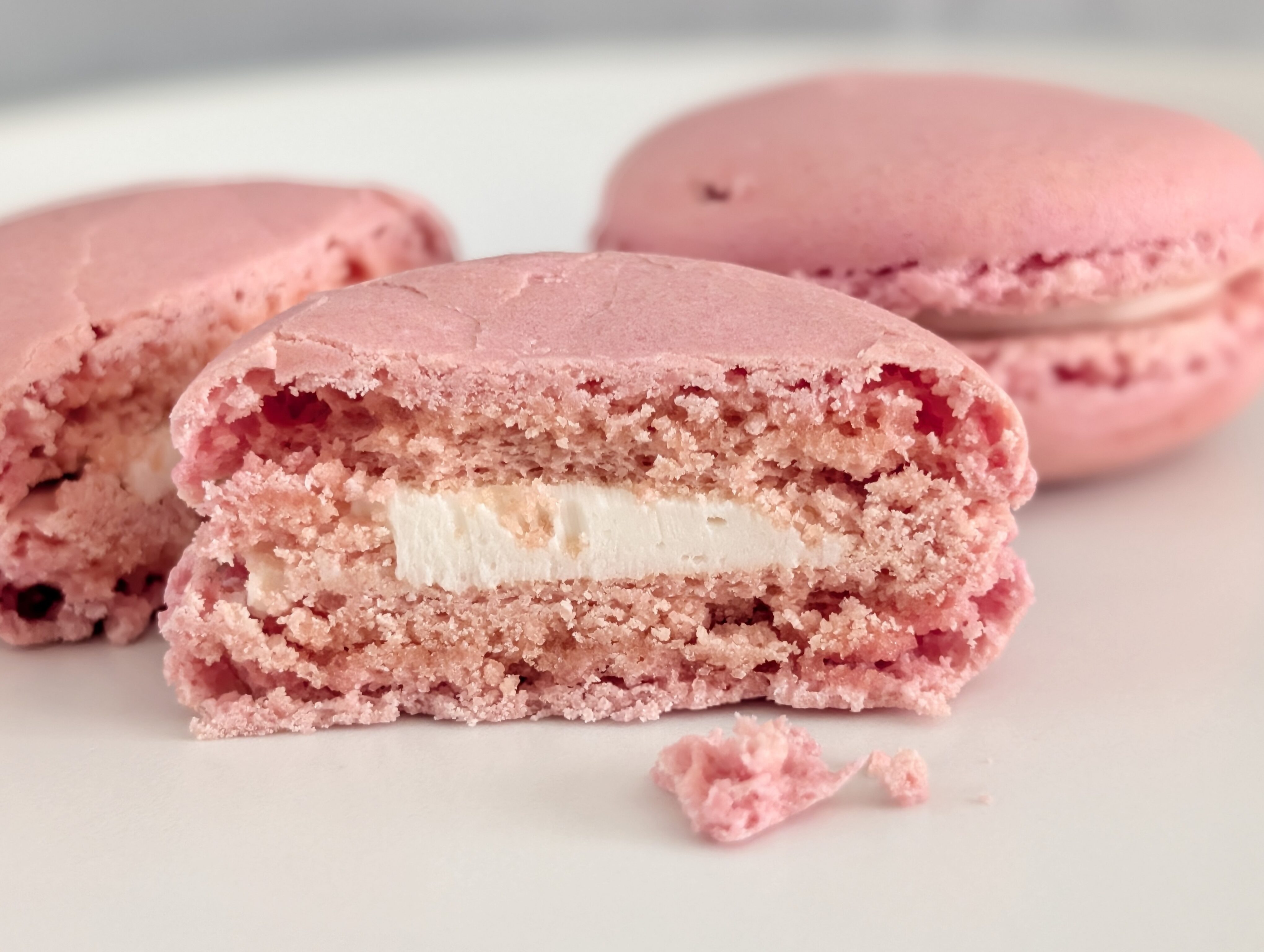 【ファミリーマート】ストロベリーチーズケーキ風マカロン