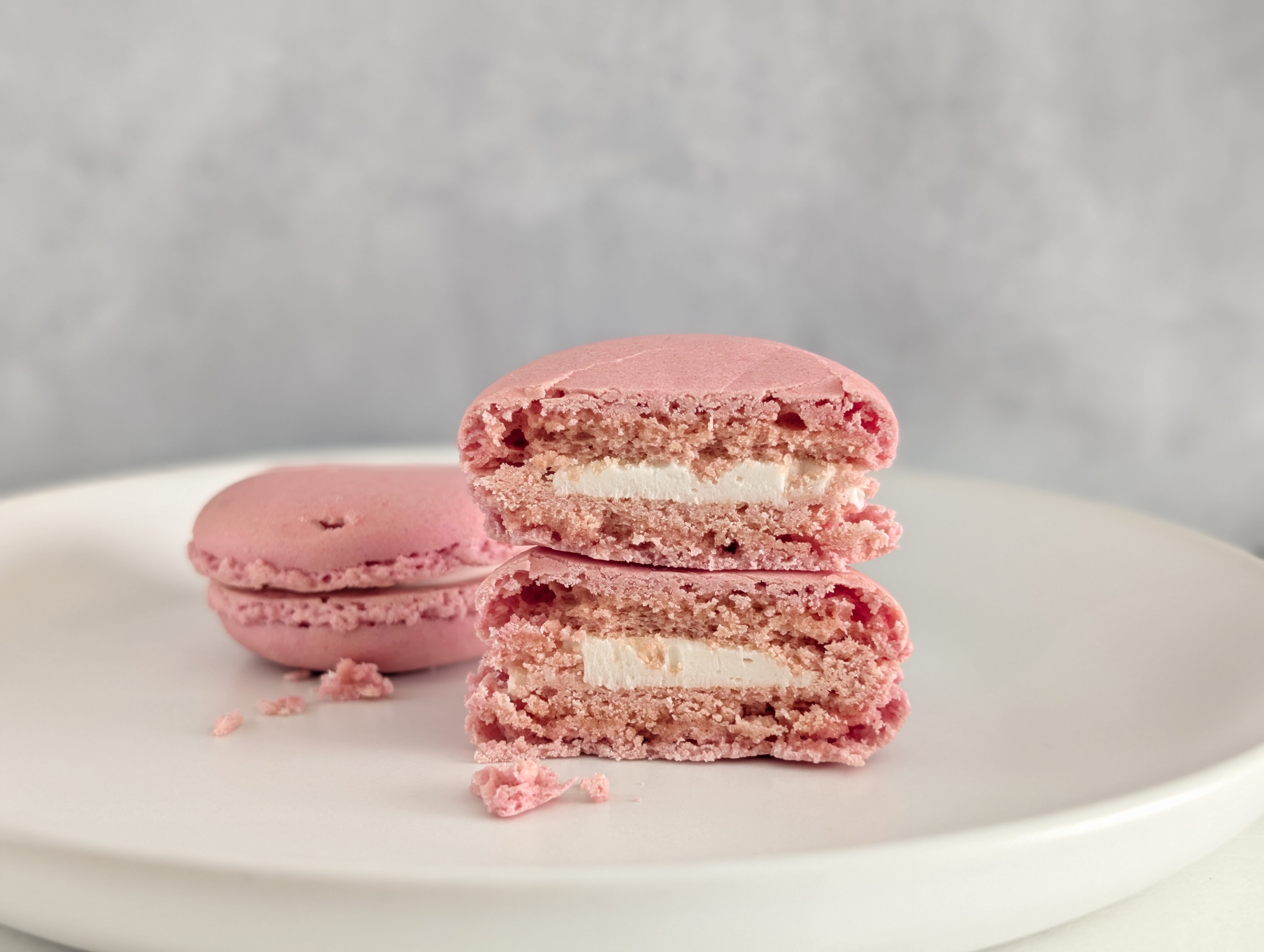 【ファミリーマート】ストロベリーチーズケーキ風マカロン